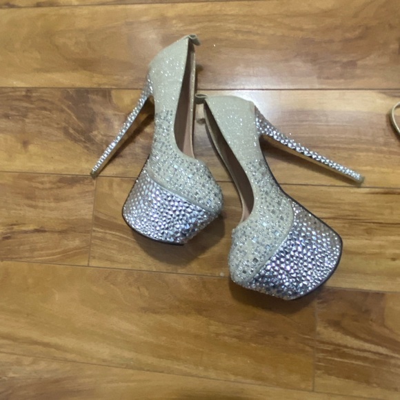 Shoes - Picture 4 of 7